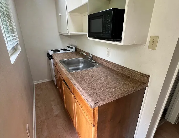 112 Lady Bird Ln #G — Photo 2