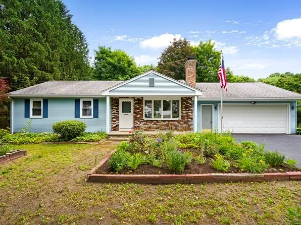 27 Greenacre Ln, Agawam, MA 01001