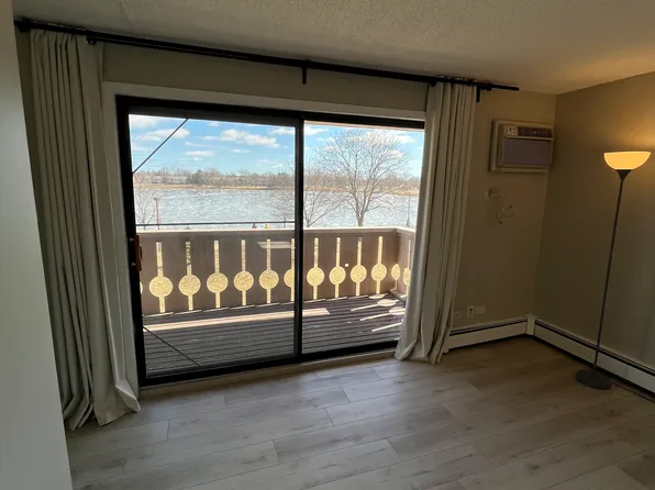 5 Parkside Ct APT 13, Vernon Hills, IL 60061