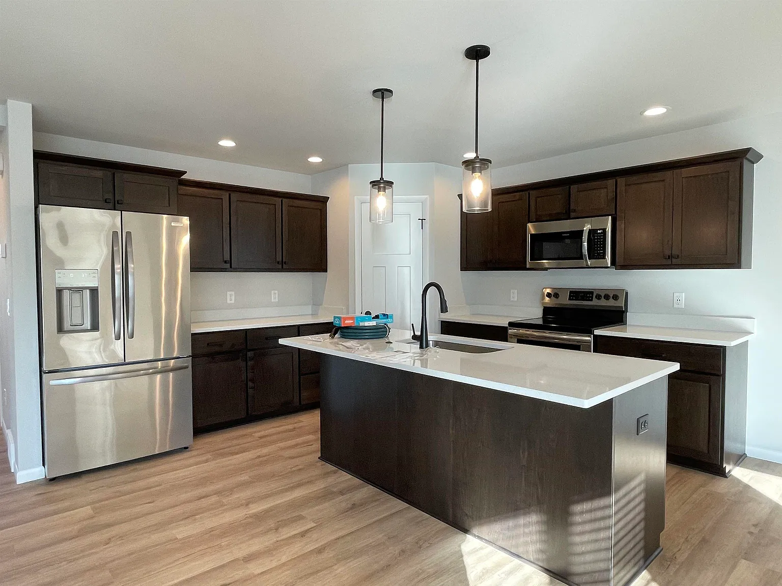 3 bed, 3.0 bath, 1860 sqft, $3,390 — Photo 2
