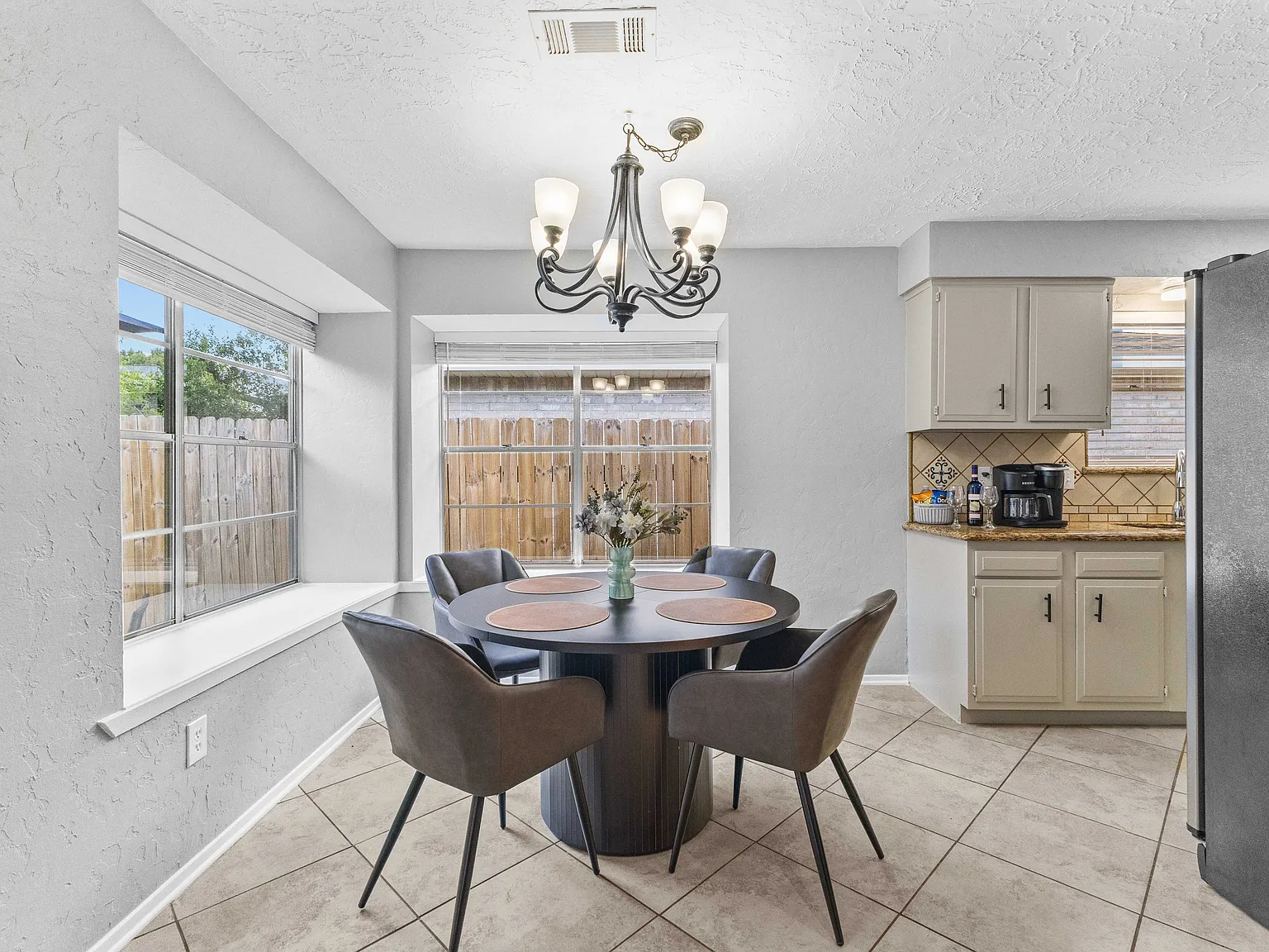 9731 Appleridge Dr — Photo 3