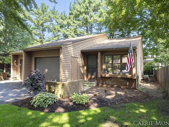3rd image of 451 Evergreen Ln