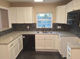 1022 Wade Hampton St, Benbrook, TX 76126