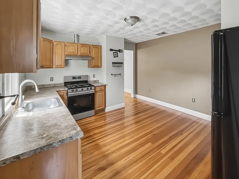 358-362 Weeden St #3 — Photo 11
