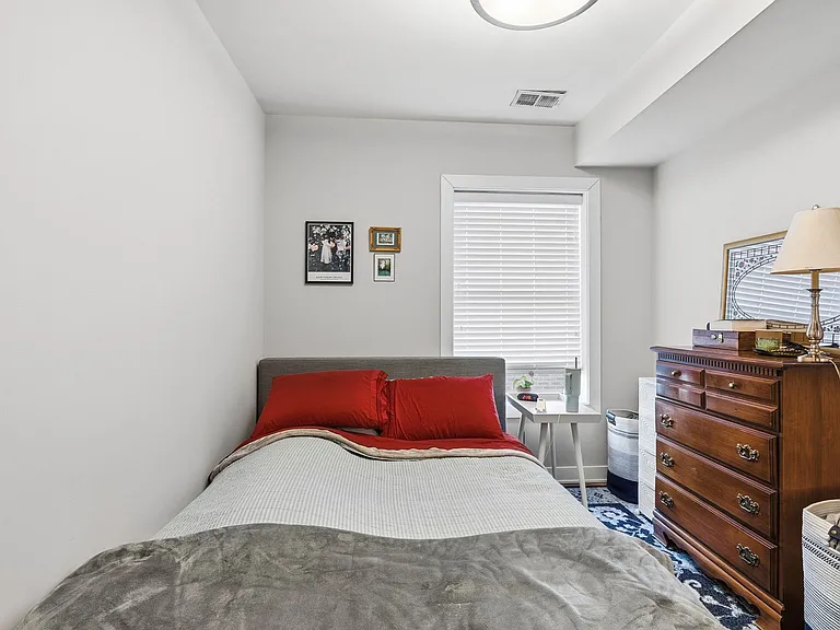 920 W Oakdale — Photo 35