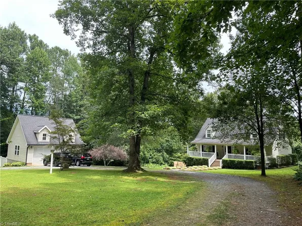 1090 Nature Ln, Walnut Cove, NC 27052