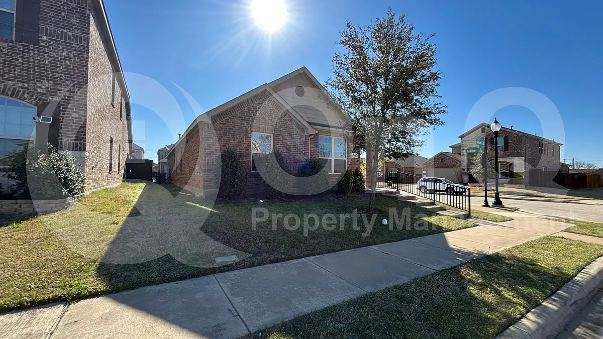 3 bed, 2.0 bath, 1456 sqft, $2,049 — Photo 3