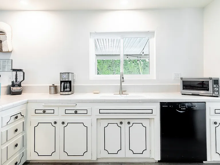 1390 S San Joaquin Dr — Photo 12