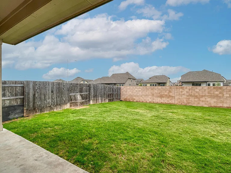 14005 McArthur Dr — Photo 30