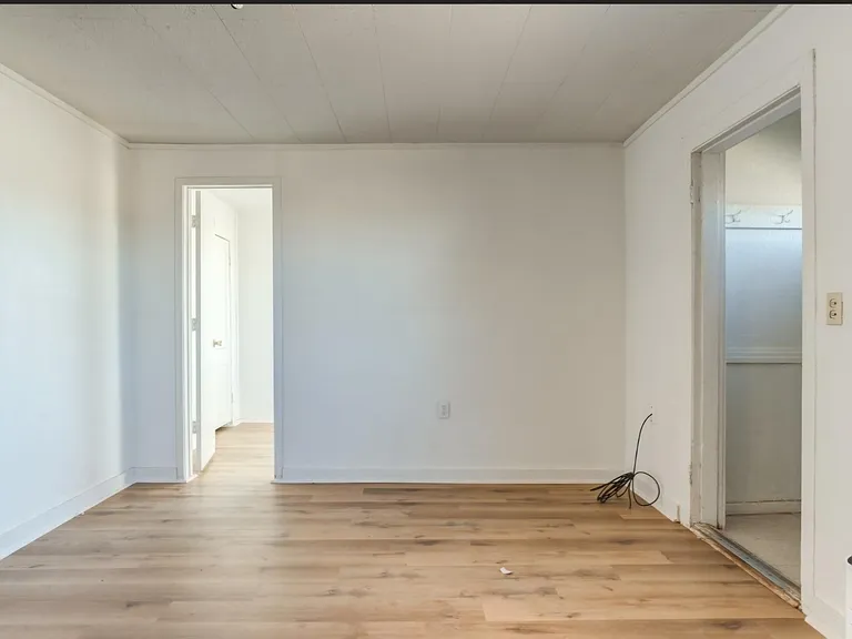 807 W 5th St — Photo 6
