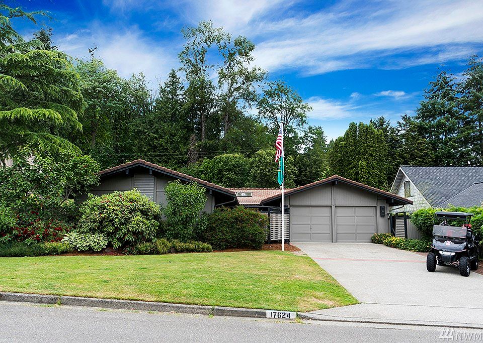 Absolutely incredible rambler in Tam o'Shanter two car garage and double-gate off back to bring in your RV and greenbelt behind!