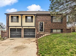 3201 NW Canterbury Rd, Blue Springs, MO 64015