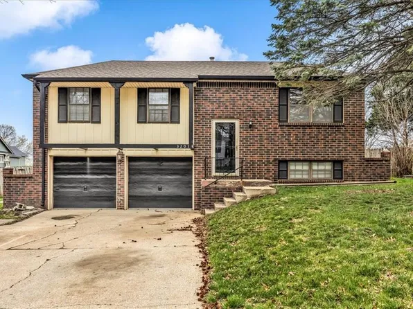 3201 NW Canterbury Rd, Blue Springs, MO 64015