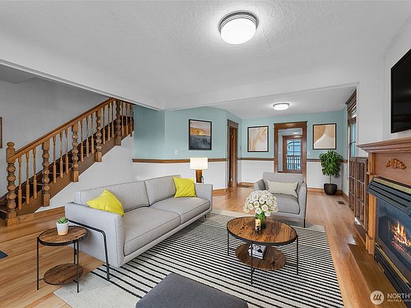 2nd image of 913 N Ainsworth Avenue