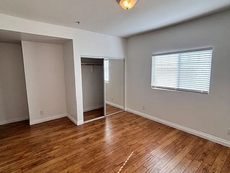 3 Bedroom 2 bathroom unit available, Larchmont area — Photo 16