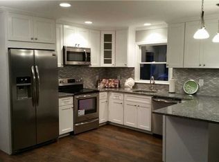 8 Stratton Ln, Stony Brook, NY 11790