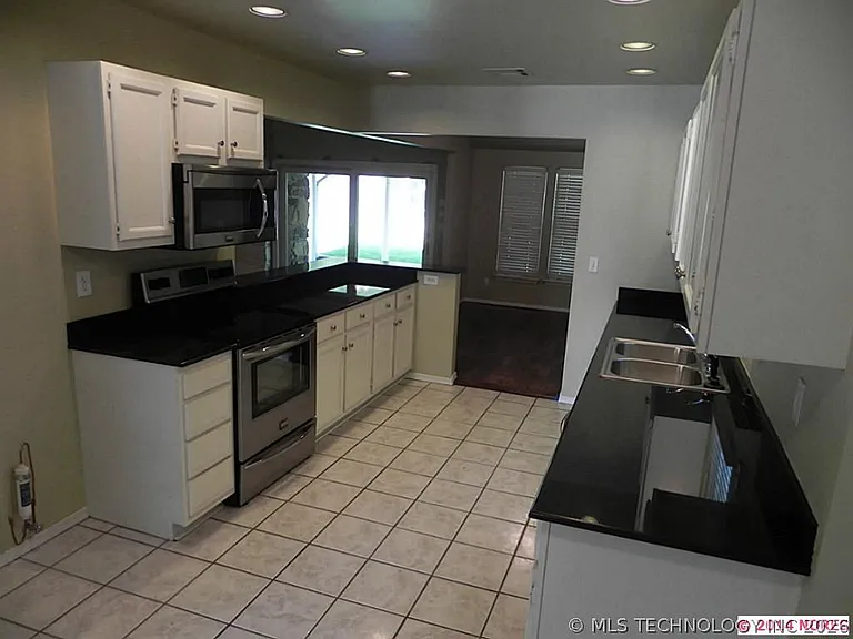 7834 S 72nd Ave E — Photo 3