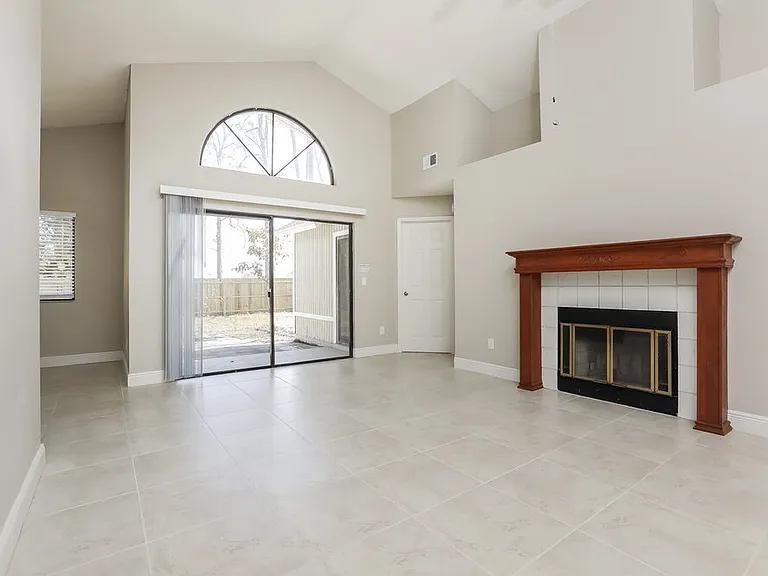173 Lakeside Cir — Photo 3