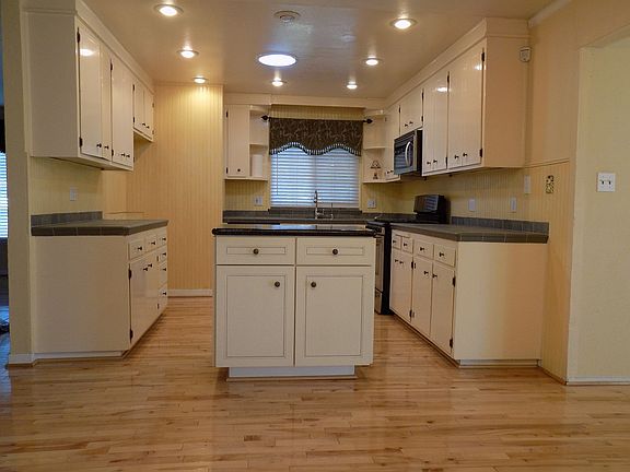 2nd image of 812 E Robinhood Dr