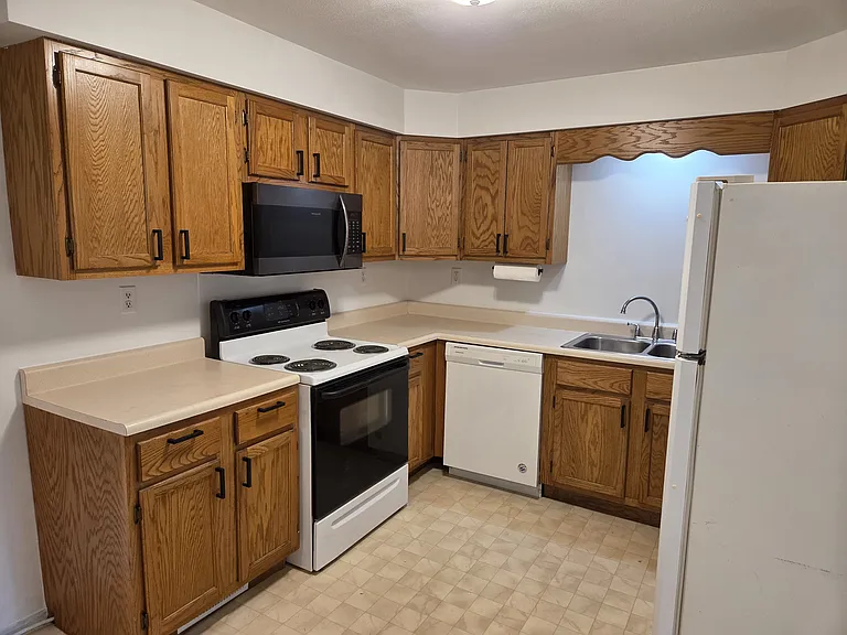 1231 E Maywood Ave #5 — Photo 2