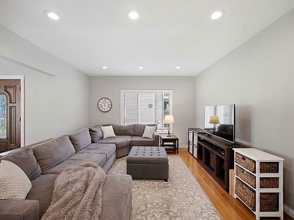 4th image of 5417 Blodgett Ave