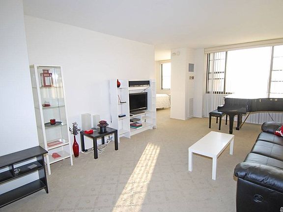 4th image of 27010 Grand Central Pkwy APT 10U