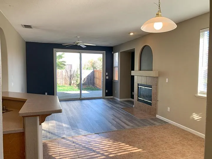 2181 Bradburn Dr — Photo 2