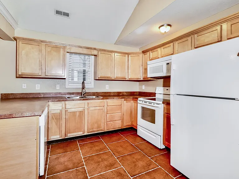 1044 Avondale Ct — Photo 8