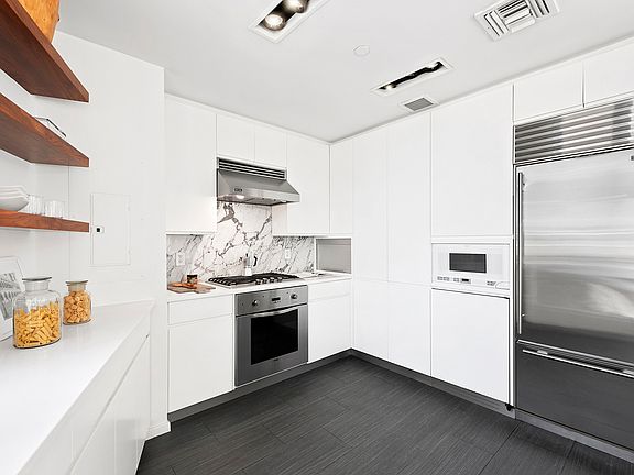 5th image of 200 Chambers St