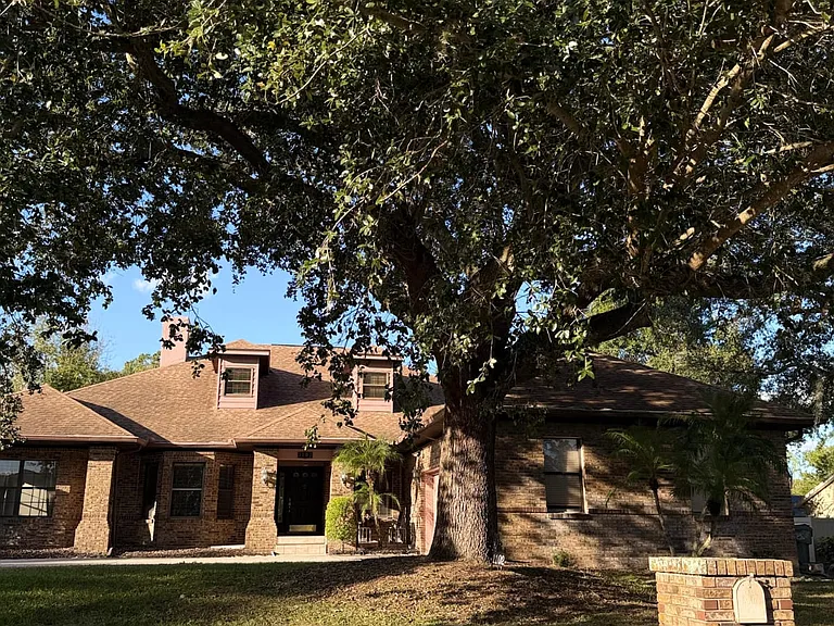 1102 S Sugartree Dr — Photo 1