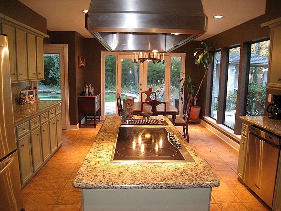2nd image of 2803 Royal Circle Dr