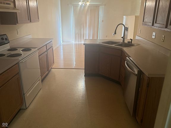 4th image of 556 Mountain Pine Dr