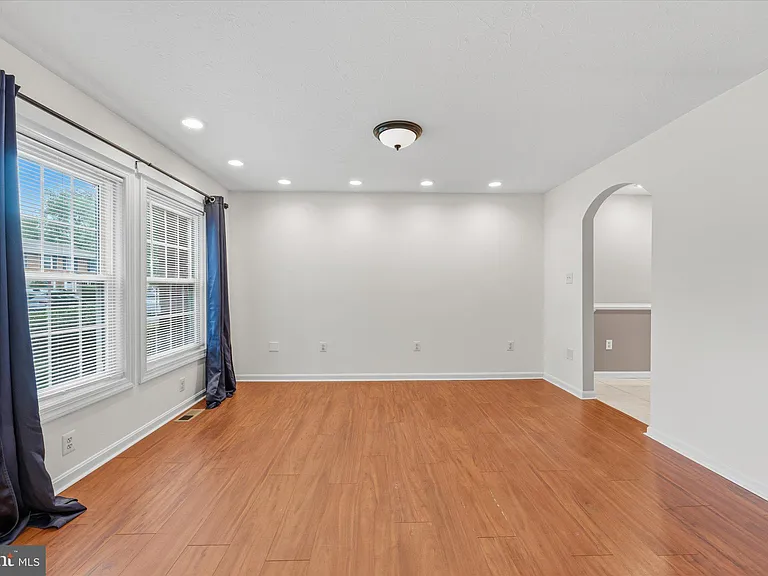 129 N Duke Dr — Photo 8