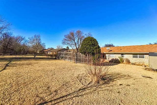 5716 NW Cedarwood Dr — Photo 18