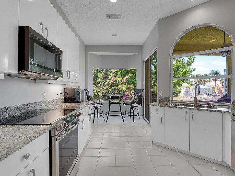 1st image of 625 SW Saint Thomas Cove