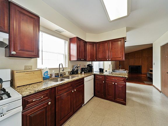 5th image of 895 N Dexter Ln