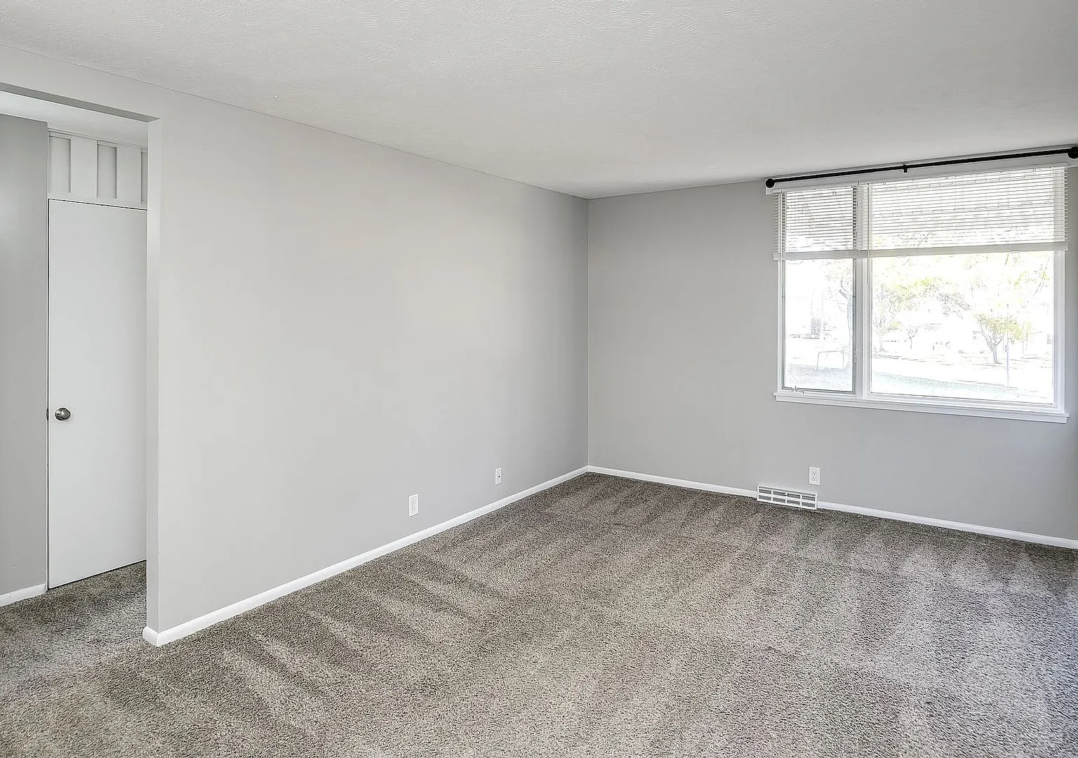 1st Floor 3-Bedroom Apartment in Millard! — Photo 2