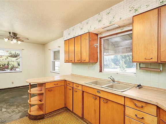 4th image of 1056 Hilbish Ave
