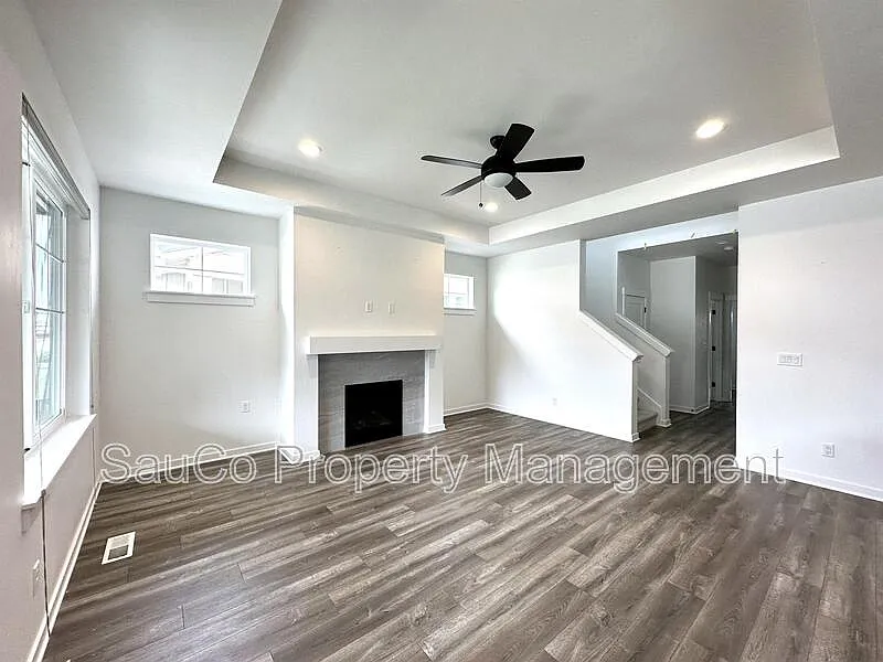 3 bed, 2.5 bath, 2010 sqft, $2,950 — Photo 3