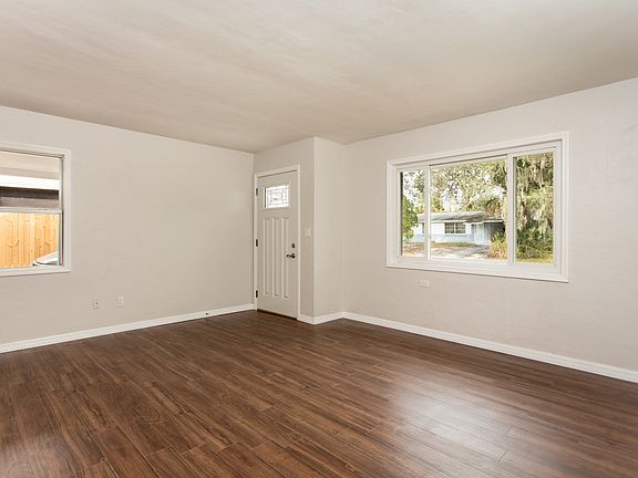 Entry/Living Room