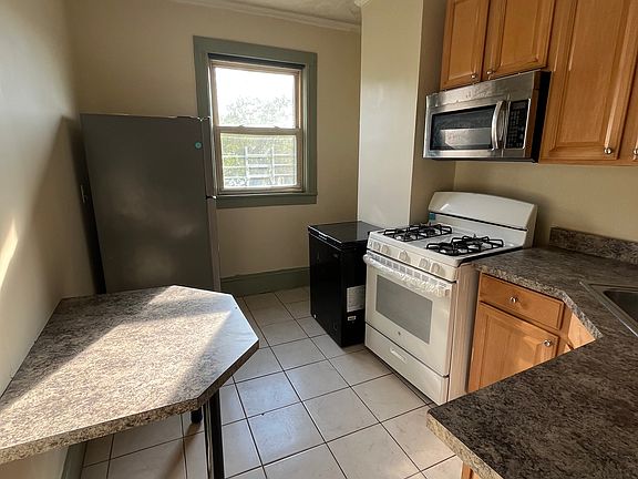 3rd image of 214 Westervelt Ave Unit B
