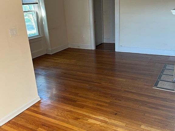 4th image of 1148 W Broadway