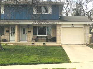 704 Jefferson Ave, Elgin, IL 60120