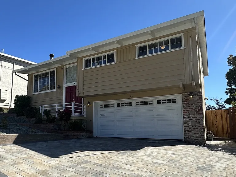 2350 Rosewood Dr — Photo 2