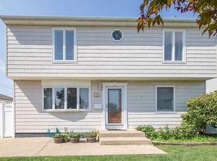 4 Gables Dr, Hicksville, NY 11801