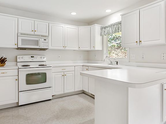 4th image of 777 Holly Creek Dr