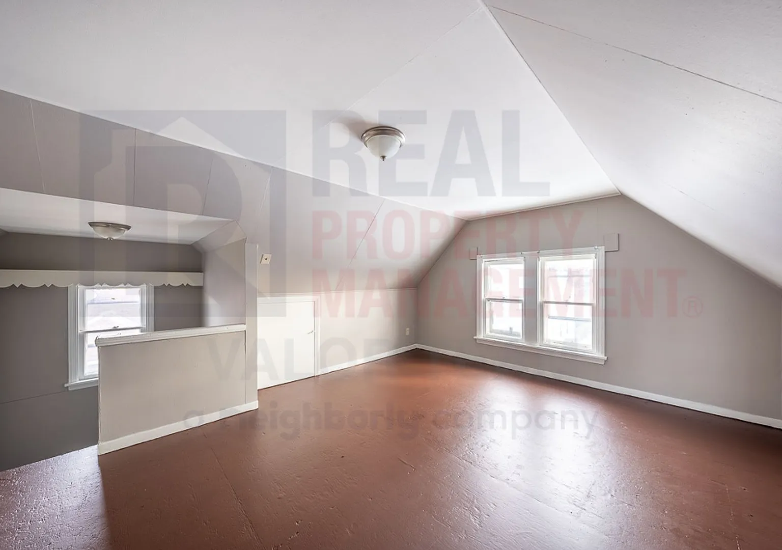 Charming & Spacious 4-Bedroom Home — Photo 2