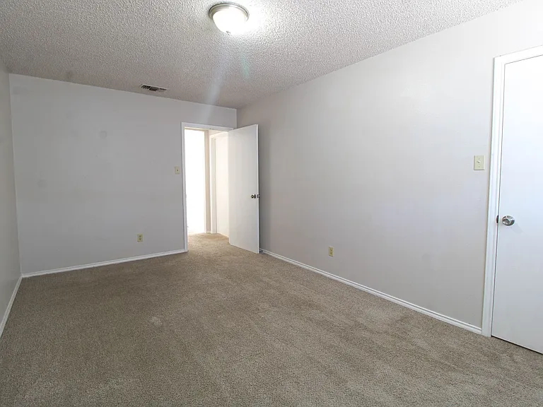 3815 Bremen Ave — Photo 28