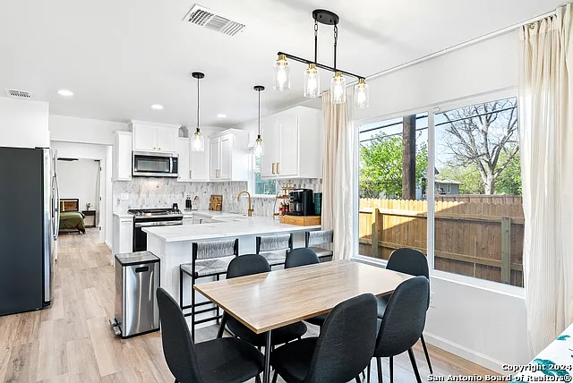 3 bed, 2.0 bath, 1400 sqft, $2,500 — Photo 4