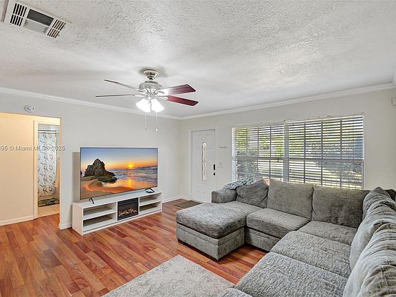 4th image of 880 SW 64th Ter